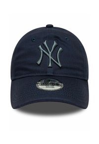 Marineblaue verstellbare Baseballmütze mit einem gestickten grauen NY-Logo auf der Vorderseite und einem runden Etikett auf dem Schirm.