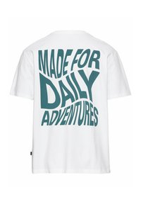 Witte katoenen t-shirt met op de achterkant gedurfde turquoise tekst die "MADE FOR DAILY ADVENTURES" in een golvende lettertype leest.