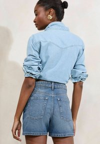 Lipsy REGULAR FIT MOM - Farmer rövidnadrágok - mid wash blue