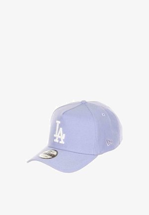Hellviolette Baseballkappe mit weißem "LA"-Logo vorne und New Era Markenlogo an der Seite, mit gebogenem Schirm und Aufkleber auf dem Schild.