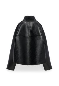 Cappotto in finta pelle nera con alto colletto, finitura testurizzata e linee pulite. Presenta una costruzione senza cuciture e una silhouette svasata.