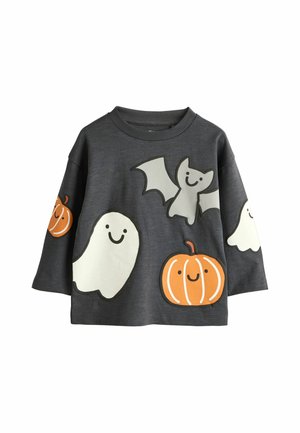 Tmavosivá košeľa s dlhým rukávom s usmievavými kreslenými postavičkami na Halloween vrátane duchov, tekvíc a netopiera na prednej strane a rukávoch.