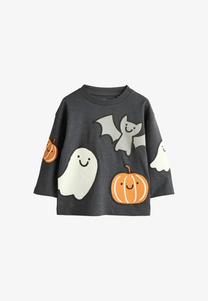 Ciemnoszara koszulka z długim rękawem z uśmiechniętymi kreskówkowymi postaciami Halloween, w tym duchami, dyniami i nietoperzem na przodzie i rękawach.