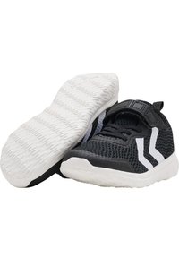 Scarpe sportive nere con tomaia in rete, contrasti bianchi e una fascia in Velcro. La suola in gomma presenta motivi di grip per una maggiore trazione.
