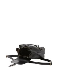 Sac seau en cuir noir avec fermeture à cordon, bandoulière réglable et doublure intérieure texturée. Éléments en métal doré.
