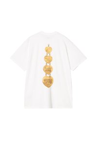 Camiseta blanca de manga corta con gráficos de medallones dorados en la parte posterior, que representan varios diseños con un acabado texturizado.