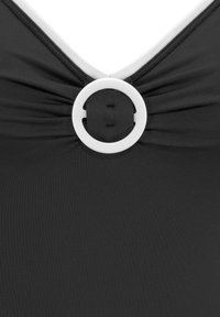 Zwart zwemkleding met een V-halsontwerp, voorzien van geplooide stof aan de voorkant en een witte ronde accentdetail in het midden.