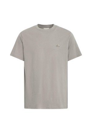 Tricou gri deschis cu mâneci scurte și gât rotund, cu un mic design brodat cu o barcă cu pânze pe pieptul stâng.