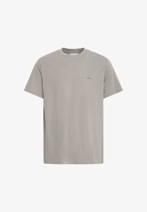 Lysegrå T-shirt med korte ærmer og rund hals, med et lille broderet sejlskibsdesign på venstre bryst.