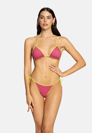 Bikini rosa con rifiniture gialle, caratterizzato da un top a triangolo e slip laterali con lacci. Texture liscia con un leggero effetto lucido.