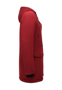 Rode gewatteerde jas met een capuchon, voorzien van een gladde textuur, zwarte drukknopen en zijzakken. Het ontwerp is recht gesneden en reikt tot de knieën.