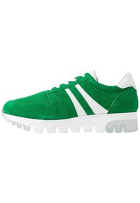 Sneaker verde in suede con strisce bianche, tomaia texturizzata, colletto imbottito e suola chunky trasparente. Forature dettagliate nell'area della punta.