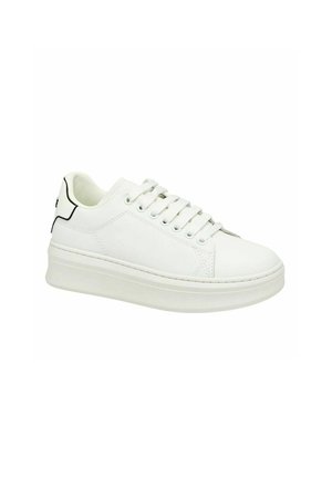 Sneaker bianca bassa con suola spessa, lacci bianchi e dettaglio di rifinitura nero sul tallone, mostrata su sfondo bianco uniforme.