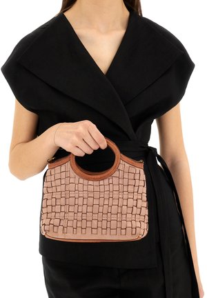 Borsa intrecciata beige con forma strutturata, manici superiori rotondi e dettagli in pelle marrone, mostrata su un abito nero.