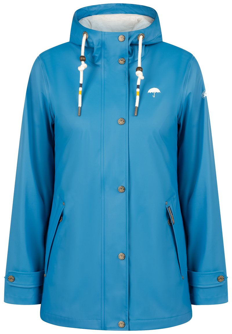 Chaqueta impermeable azul con capucha, cordones, botones a presión, dos bolsillos laterales y un logo en el pecho. Textura suave y corte holgado.