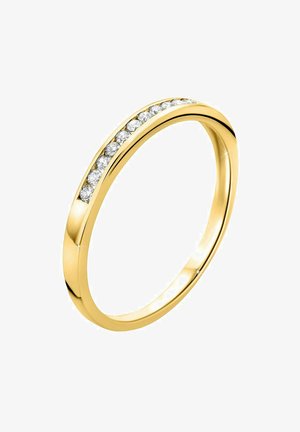 Anillo de oro con una banda suave y delgada adornada con una fila de ocho gemas transparentes de corte redondo a lo largo del borde superior.