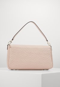 Rosa synthetische Handtasche mit einem geometrischen gesteppten Muster, einem oberen Griff und silbernen Hardware-Akzenten. Rechteckige Form mit abgerundeten Kanten.