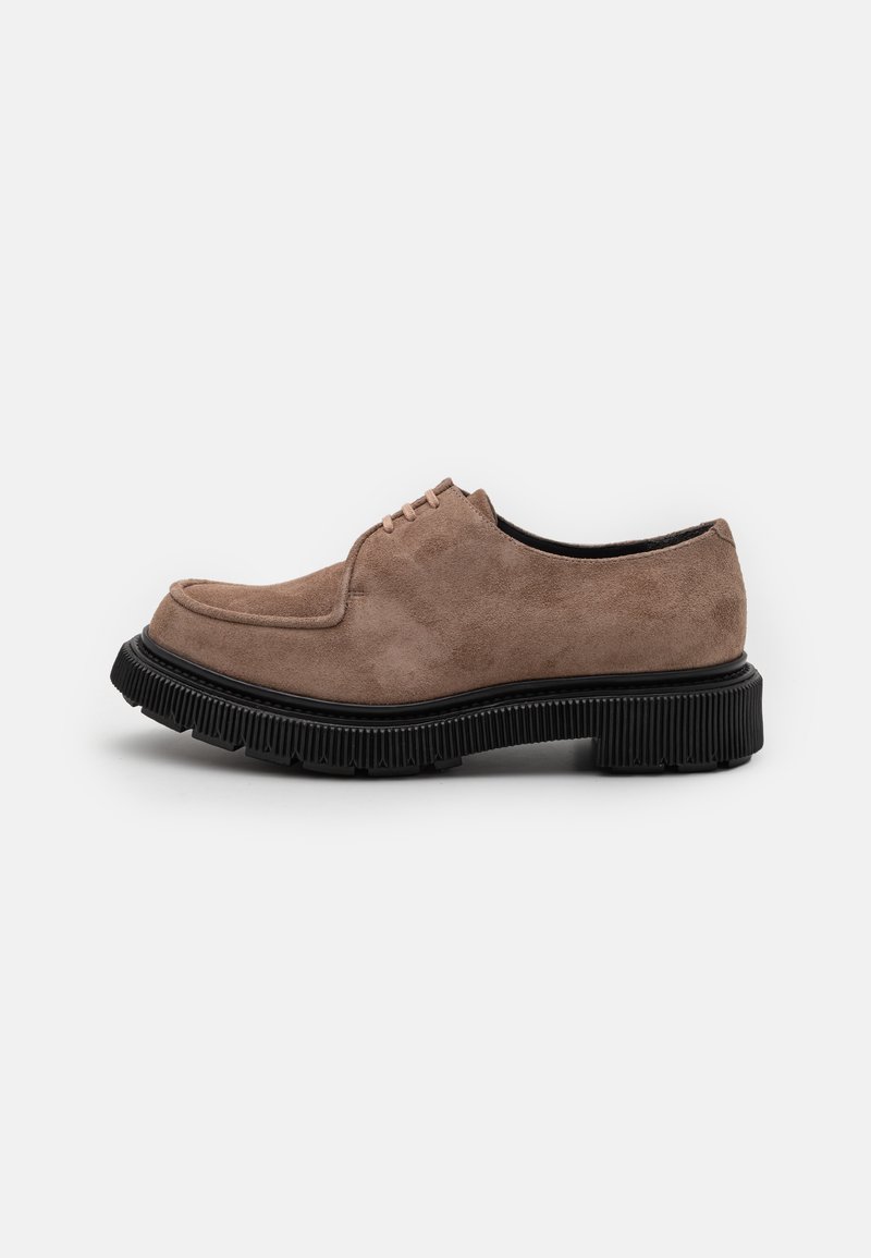 Pantof brown din suede, cu sireturi, vârf rotunjit, talpă neagră elevată cu benzi, și detalii subtile de cusătură pe partea superioară.