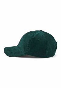 Casquette de baseball en velours côtelé vert foncé vue de profil avec une construction à six panneaux et des œillets sur chaque panneau.