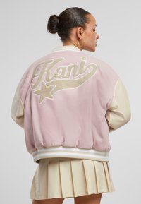 Karl Kani RETRO PATCH STAR OS COLLEGE - Bombejakke - rose lightsand