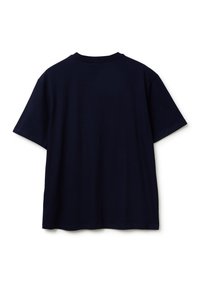 Námořnická modrá tričko s krátkým rukávem vyrobené z měkkého materiálu, s kulatým výstřihem a volným střihem. Žádné viditelné vzory ani akcenty.
