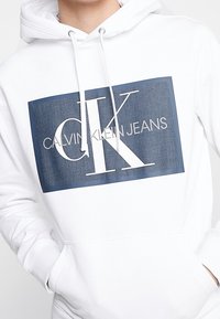 Calvin Klein Jeans Felpa con cappuccio - white