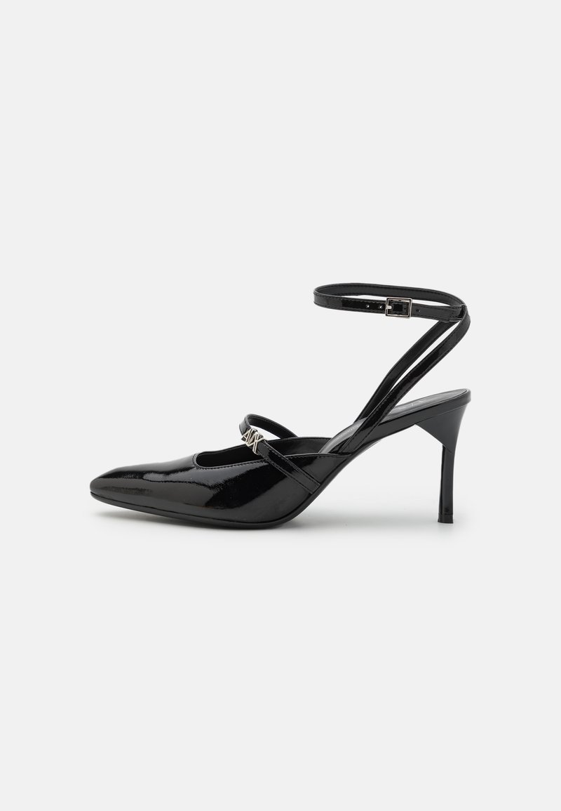Sapato alto de verniz preto com bico pointed, tira no tornozelo e detalhe em prata na tira. Textura suave e design elegante.