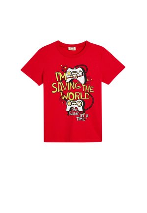 Rode katoenen t-shirt met een grafische print van videogamecontrollers en de tekst "IK RED DE WERELD ÉÉN SPEL TEGEN ÉÉN."