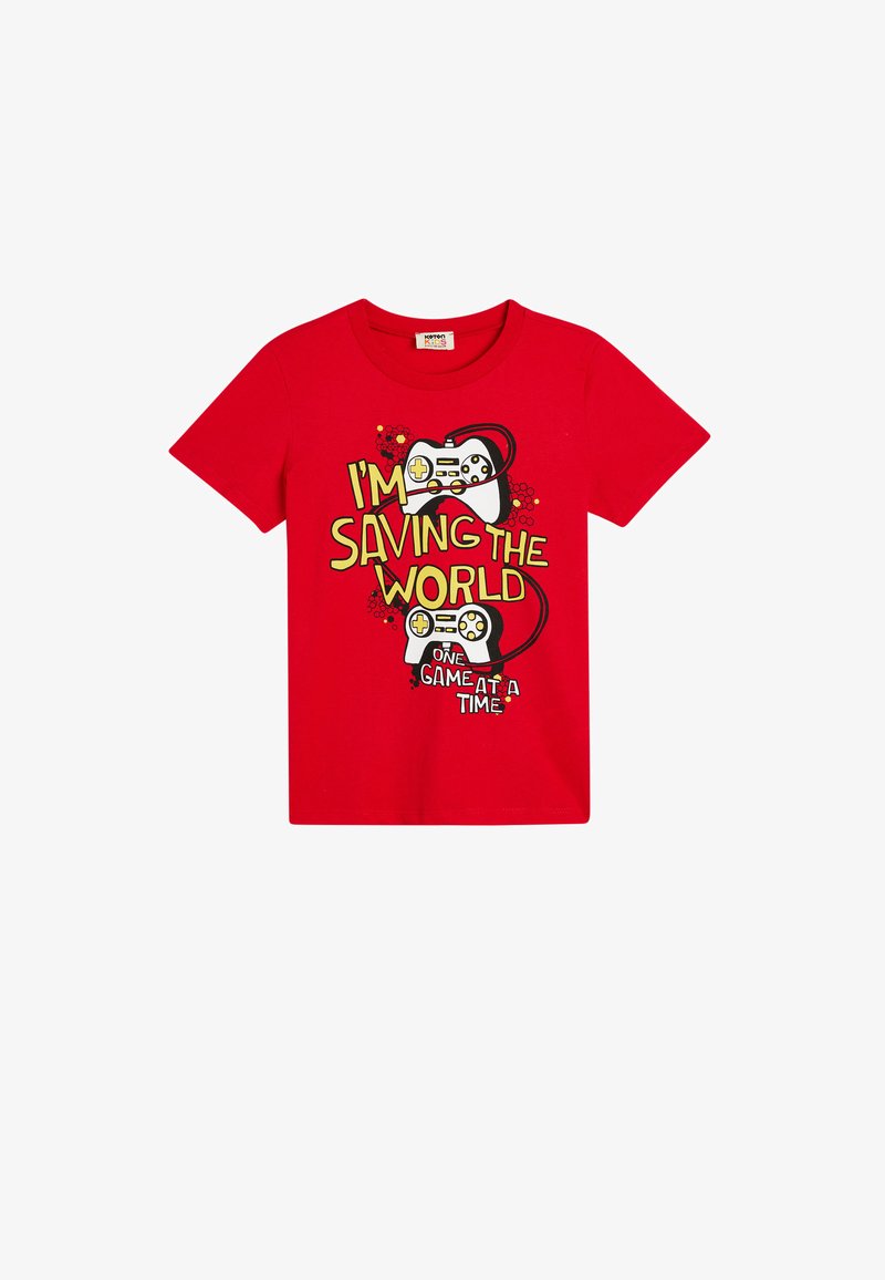 Rotes Baumwoll-T-Shirt mit einem grafischen Druck von Videospielcontrollern und dem Satz "ICH RETTE DIE WELT EIN SPIEL NACH DEM ANDEREN."
