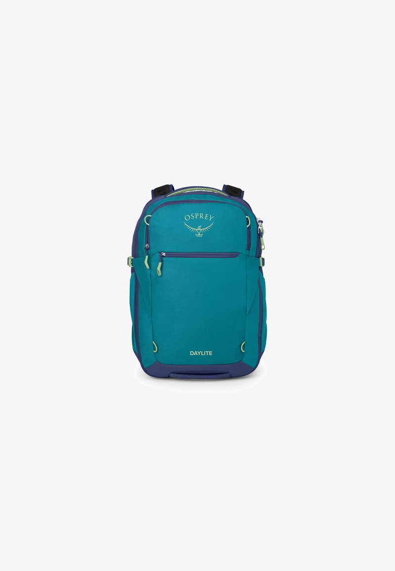 Mochila en tonos verde azulado y azul marino con un acabado texturizado, que presenta un logotipo en la parte superior, compartimentos con cremallera, correas ajustables y acentos reforzados.