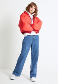 Levi's® HIGH LOOSE - Calças de ganga à boca de sino - blue denim