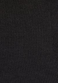 Schwarzer gerippter Stoff mit einer weichen, strukturierten Oberfläche und vertikalen Linien, ideal für Kleidung oder Accessoires. Es sind keine auffälligen Muster oder Akzente vorhanden.