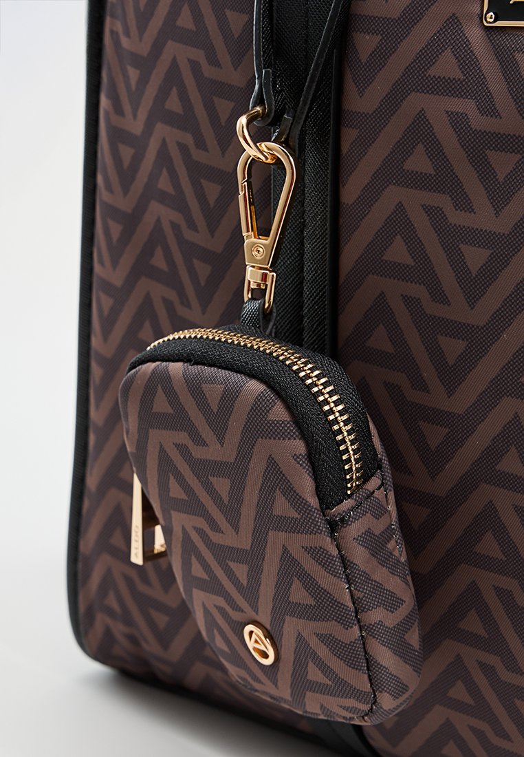 Sac marron à motifs avec un design géométrique, doté d'une fermeture éclair dorée sur une petite poche attachée et d'accents en métal doré.