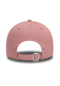 Roze baseballpet met een ronde kroon, textuur van stof, verstelbare band aan de achterkant en een metalen sluiting voor maatverstelling.