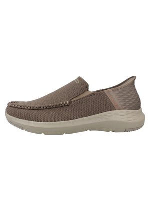 Zapatillas sin cordones de tela de malla marrón claro con una parte trasera texturizada, suela de goma beige y costuras en contraste a lo largo del borde.