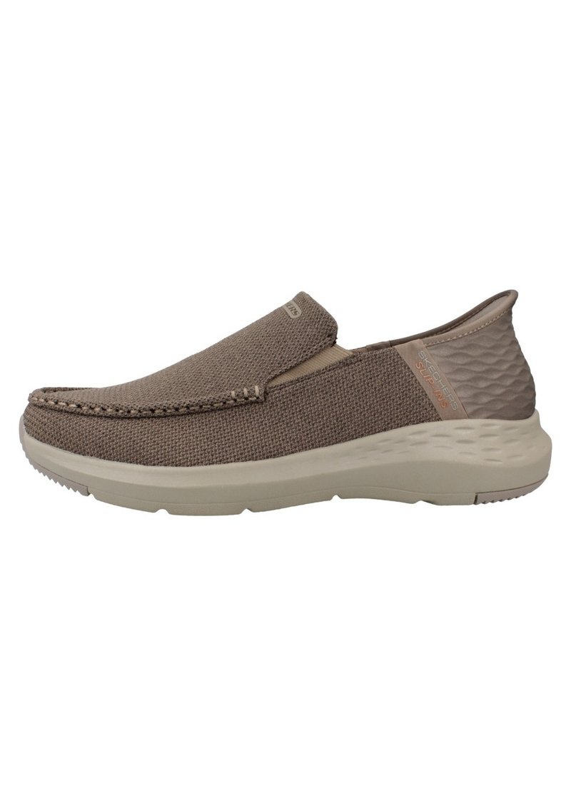 Scarpe slip-on in tessuto a rete marrone chiaro con retro testurizzato, suola in gomma beige e cuciture a contrasto lungo il bordo.