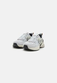 Nike Sportswear V2K RUN  - Tenisice - pure platinum/chrome/platinum tint/light bone/light iron ore/black