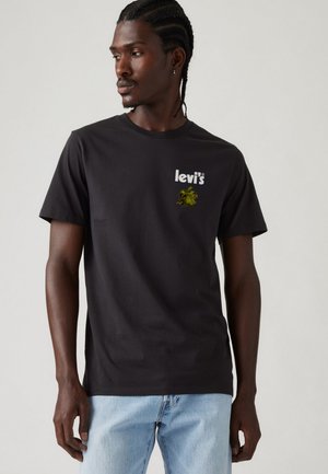 Zwart katoenen t-shirt met een witte Levi's-logo en een kleine groene grafiek op de borst. Korte mouwen en een ronde halslijn.