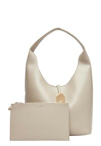 Borsa hobo beige con una texture liscia, un manico curvo e un accento decorativo in oro. Include un portafoglio zip abbinato.