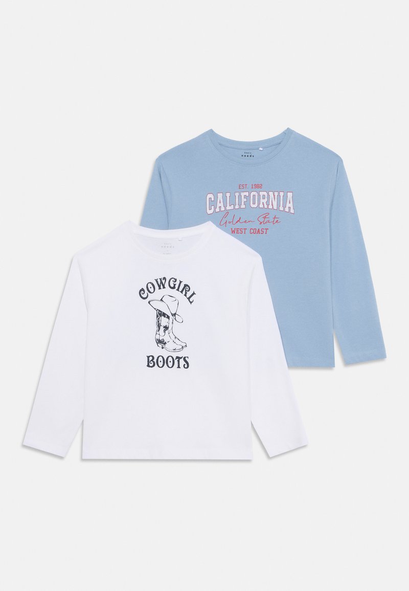 Duas t-shirts de manga longa: uma branca com um estampado de botas de cowgirl pretas e uma azul clara com o texto "CALIFORNIA" em rosa e branco.