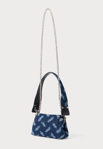 Borsa in denim blu con motivo floreale in rilievo, dettagli in pelle nera e tracolla in catena argentata. Forma rettangolare con chiusura a pattina.