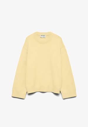 Gele gebreide trui met een ronde hals, ingezakte schouders en geribbelde boorden. Zachte textuur, casual ontwerp en eenvoudige stijl.