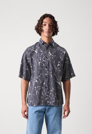 Κοντομάνικο πουκάμισο από σκούρο γκρι ύφασμα με λευκό μάρμαρο σχέδιο, κουμπί κλεισίματος και τσέπη στο αριστερό στήθος.
