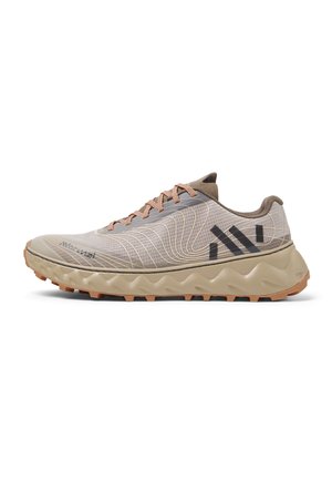 Hellbrauner und beiger Laufschuh mit strukturierten Sohlen, Wellenmuster-Design an den Seiten und schwarzem Logo nahe der Ferse.