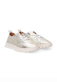 Metallisch silberner Sneaker mit strukturierter Oberfläche, weißen Schnürsenkeln und einer dicken, gemusterten Gummisohle. Verfügt über Finger-Schlaufen an der Rückseite.