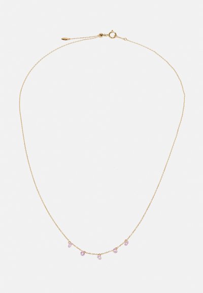 Collana in oro con cinque piccole gemme rotonde rosa equidistanti sulla parte anteriore, dotata di chiusura a molla e lunghezza regolabile.