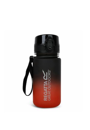 Botella de agua compacta con degradado en negro y rojo, tapa abatible, correa para llevar y logo "Regatta Great Outdoors" en la parte frontal.