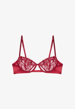 Czerwony stanik z półprzezroczystymi miseczkami z koronką i haftem kwiatowym, satynowym pasem podtrzymującym, regulowanymi ramiączkami i usztywnioną konstrukcją. Bez wypełnienia.