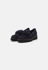 Jūros spalvos zomšiniai slip-on tipo batai su nendrinėmis detalėmis priekyje, turintys tekstūruotą gumos padą ir kontrastingas rudas siūles.