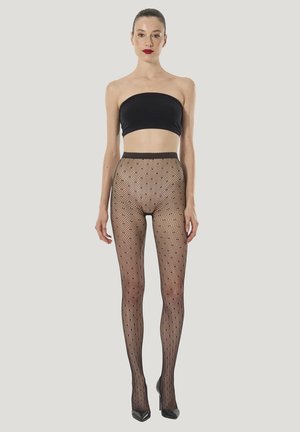 Sorte netstrømper med diamantmønster, der har en høj talje og uigennemsigtige sektioner. Bruges sammen med en sort stropløs top og høje hæle.